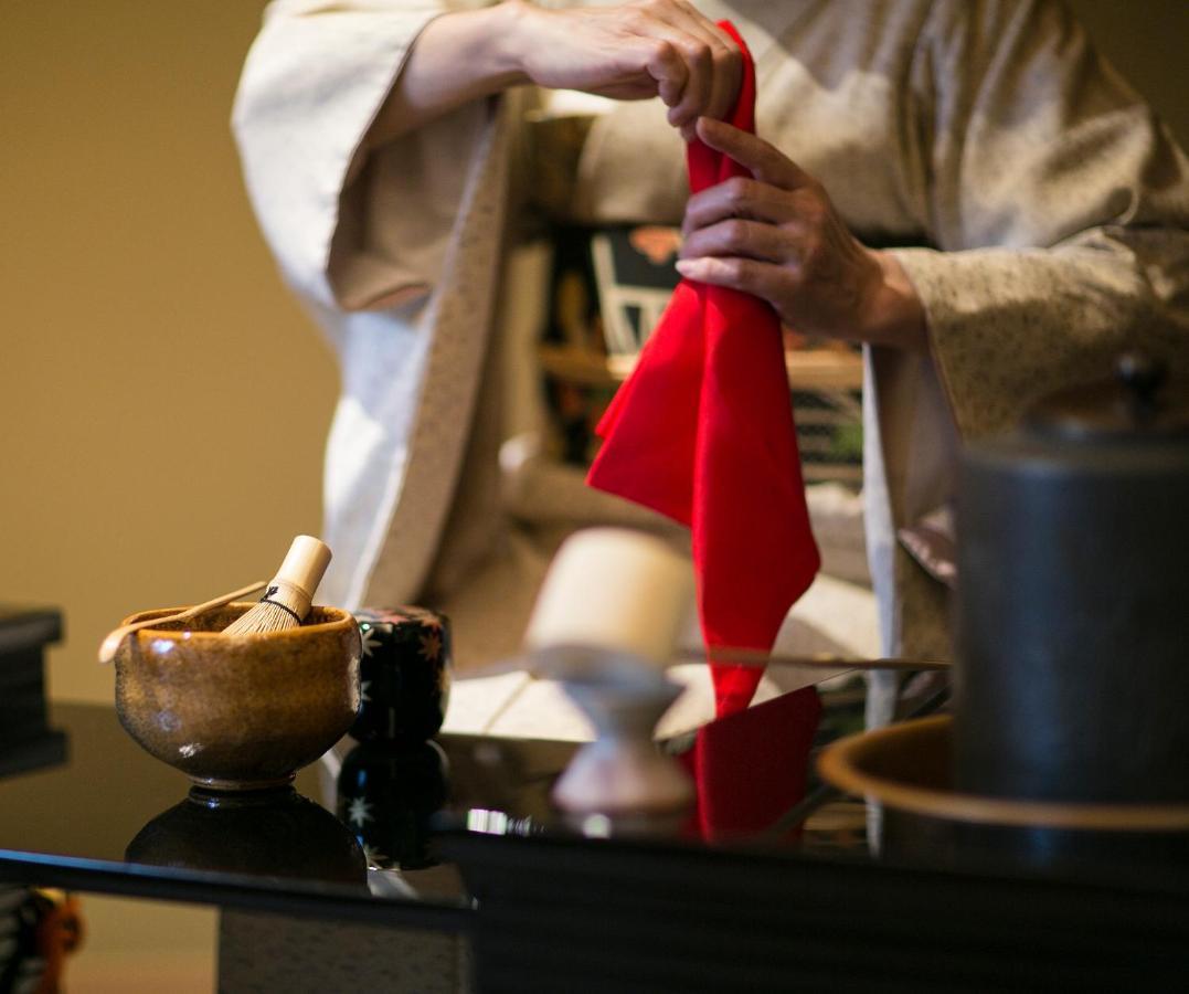 The Okura Tokyo Hotel Exterior foto A Japanese woman wearing a hakama