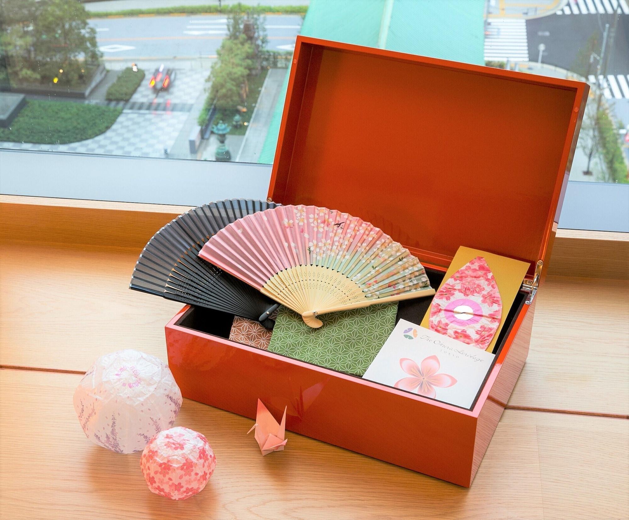 The Okura Tokyo Hotel Exterior foto A set of traditional Japanese gifts