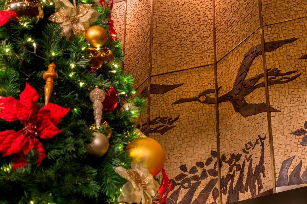 The Okura Tokyo Hotel Exterior foto The Christmas tree at the Grand Hyatt Manila